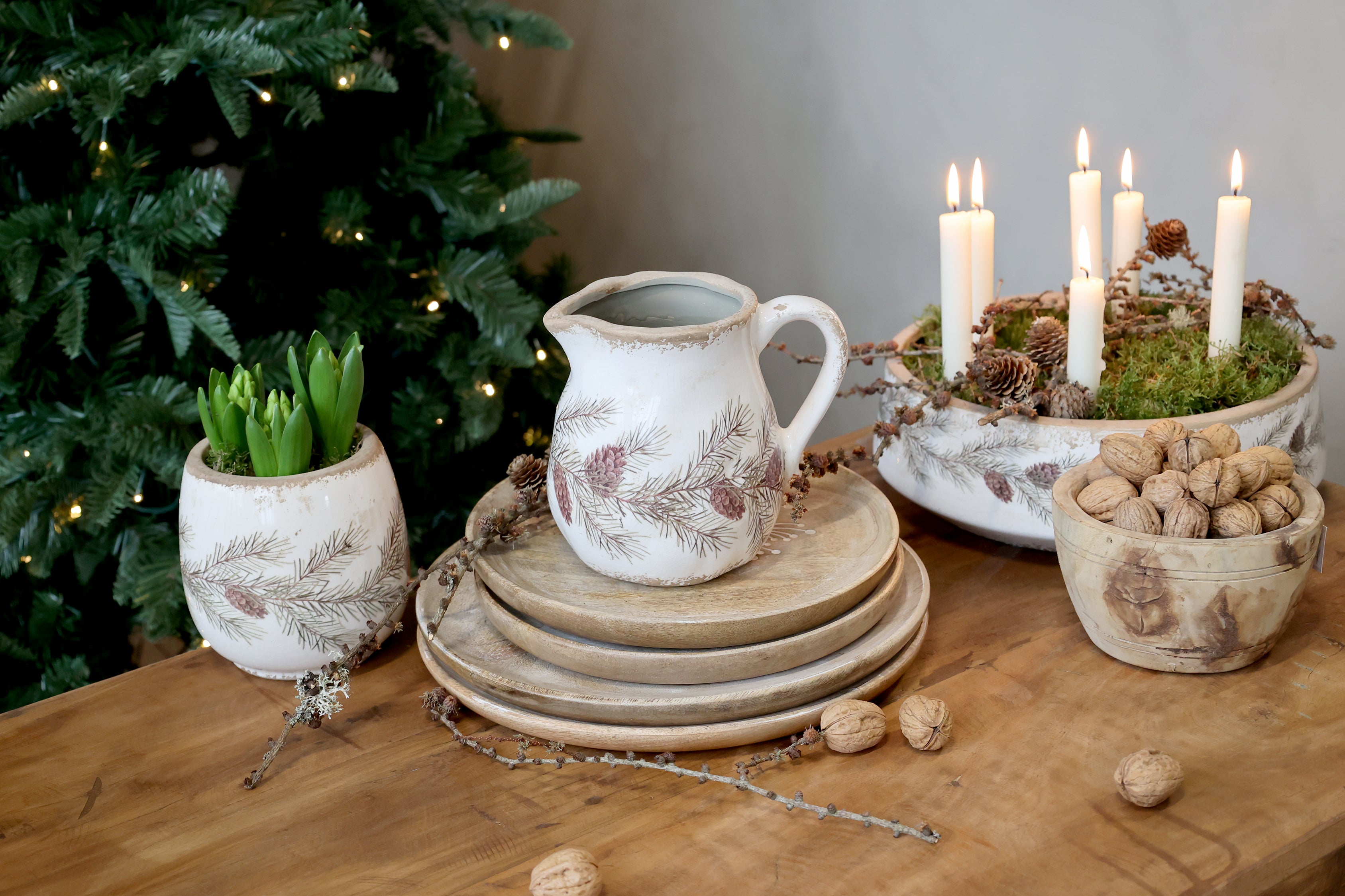 Chic Antique Kanne aus Keramik mit Tannenzweig-Motiv als Vase dekoriert im skandinavischen Weihnachtsstil