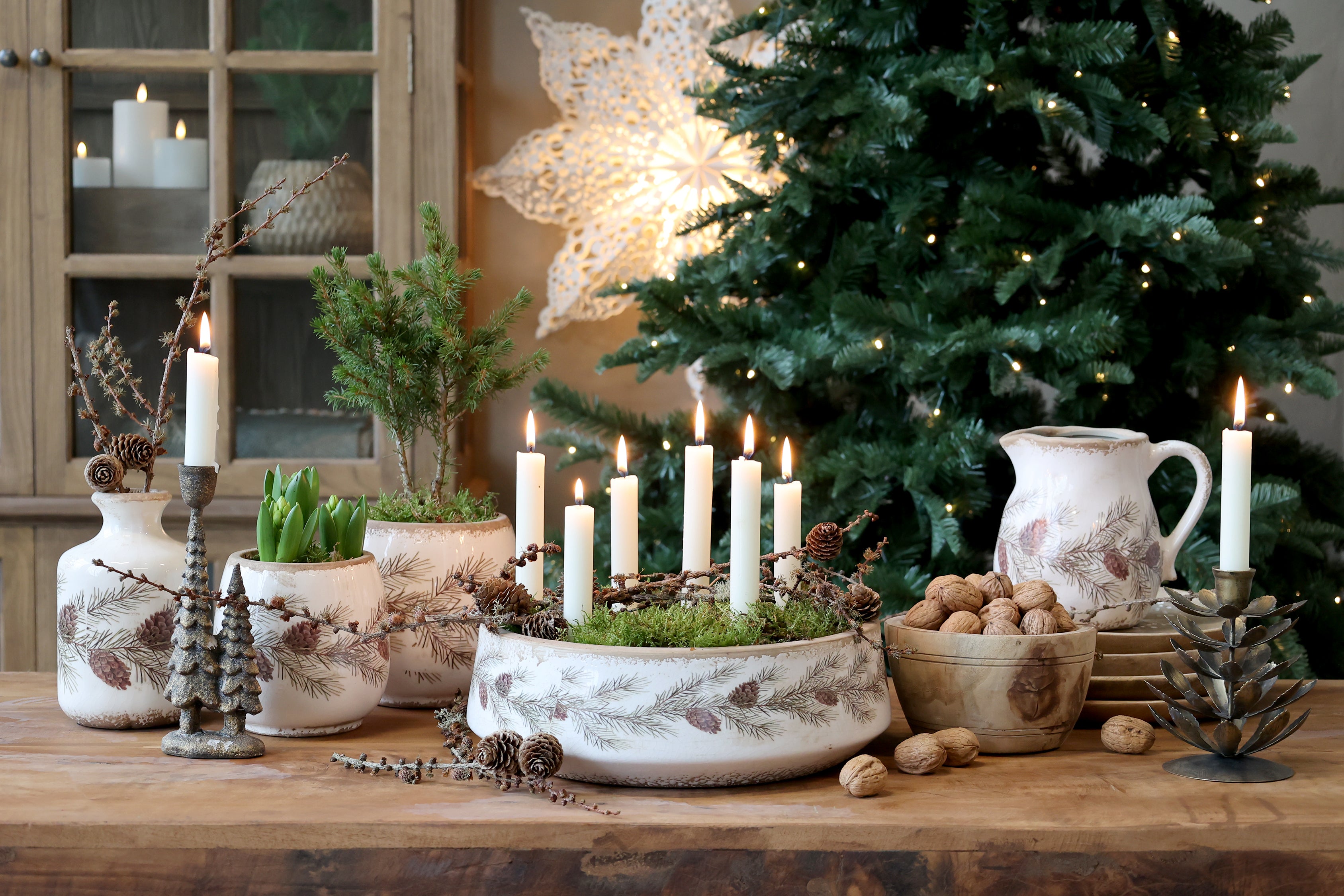 Weihnachtliche Landhaus Dekoration mit Chic Antique Keramikkanne mit Tannengirlanden-Motiv und Kerzenkranz