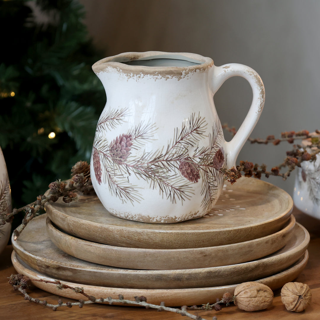 Chic Antique Keramikkanne mit Tannengirlanden-Motiv im Vintage Landhausstil auf Holztabletts dekoriert