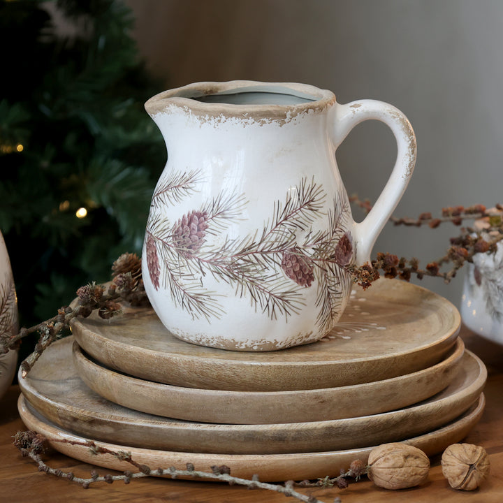 Chic Antique Keramikkanne mit Tannengirlanden-Motiv im Vintage Landhausstil auf Holztabletts dekoriert
