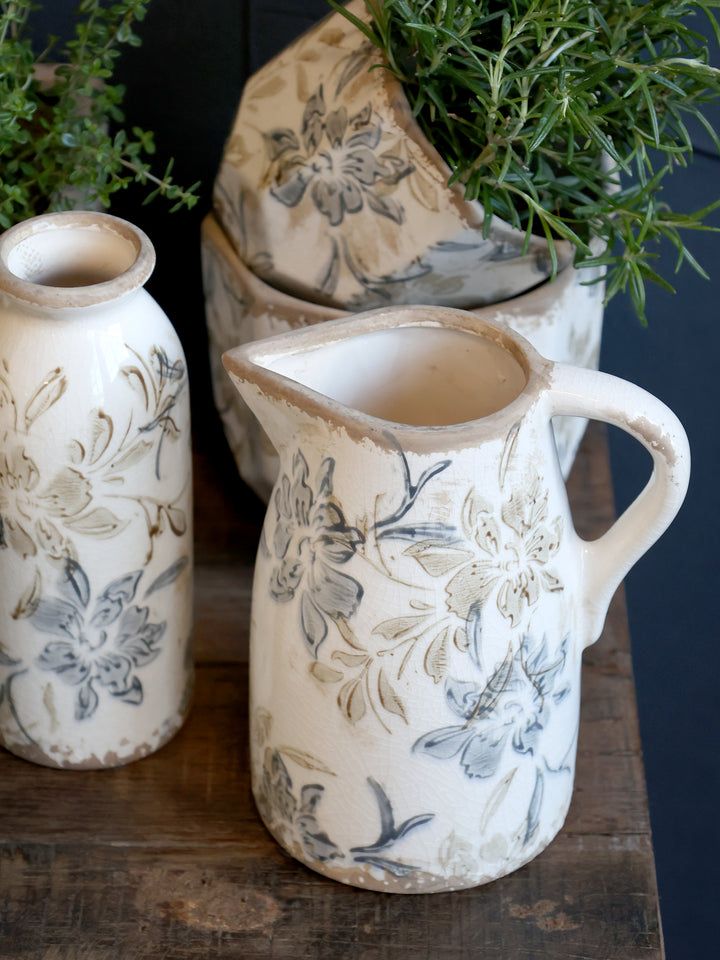 Chic Antique Croix Keramikkanne mit floralem Muster im Landhausstil dekoriert mit Pflanzen