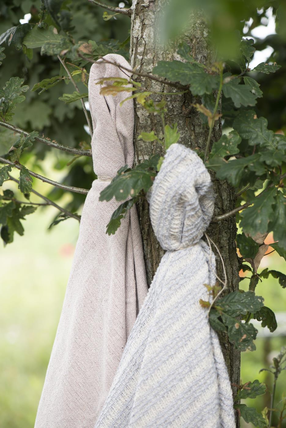 Ib Laursen Plaid creme mit hellblauen Streifen als leichte Wohndecke im Hygge Stil