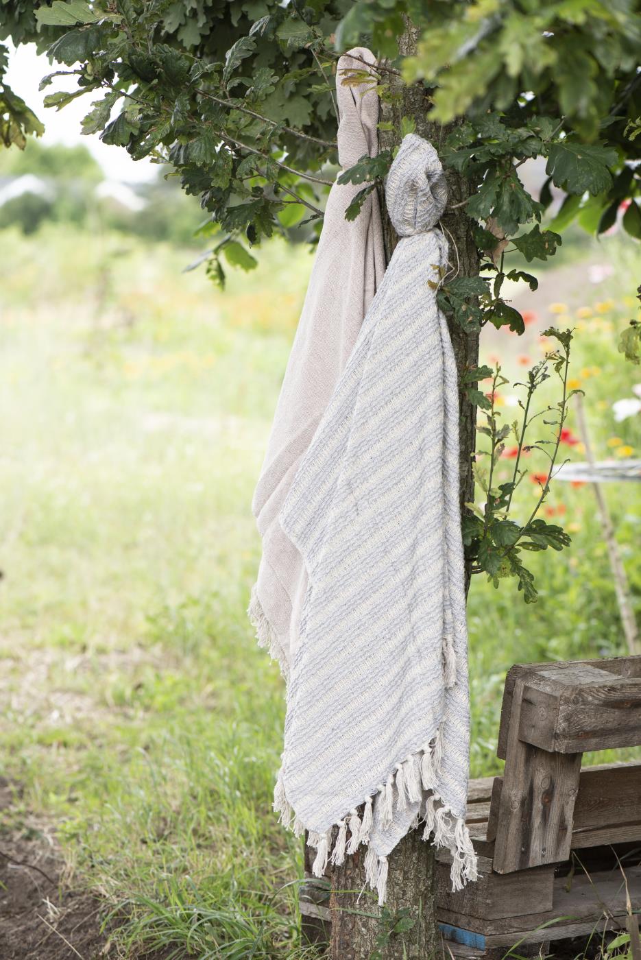 Ib Laursen Baumwoll Plaid creme hellblau dekorativ an Baum im Garten im Landhausstil