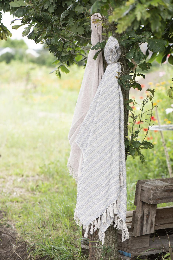 Ib Laursen Baumwoll Plaid creme hellblau dekorativ an Baum im Garten im Landhausstil