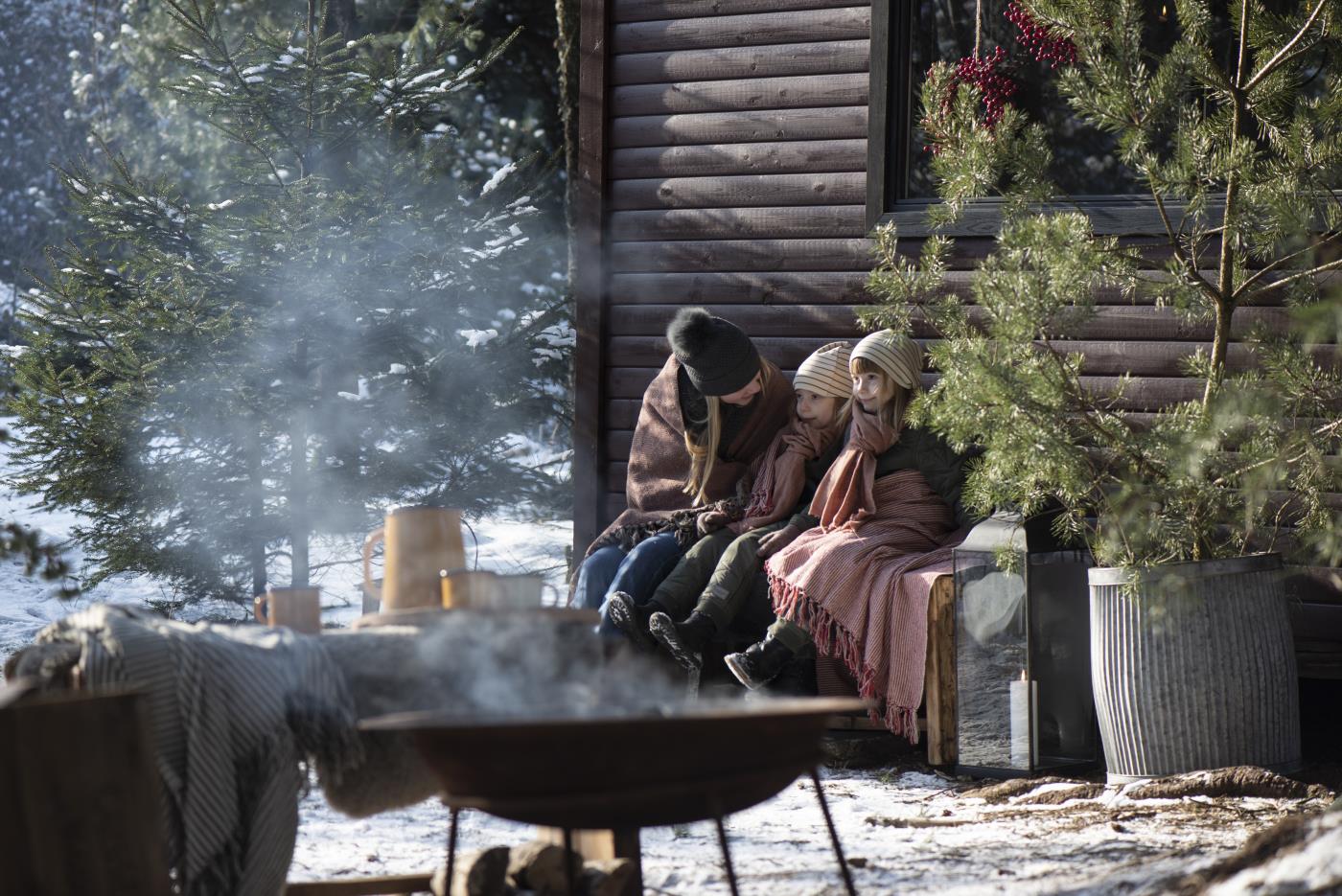 Ib Laursen Baumwoll Plaid braun rotbraun als warme Decke bei gemütlicher Winterstimmung am Holzhaus