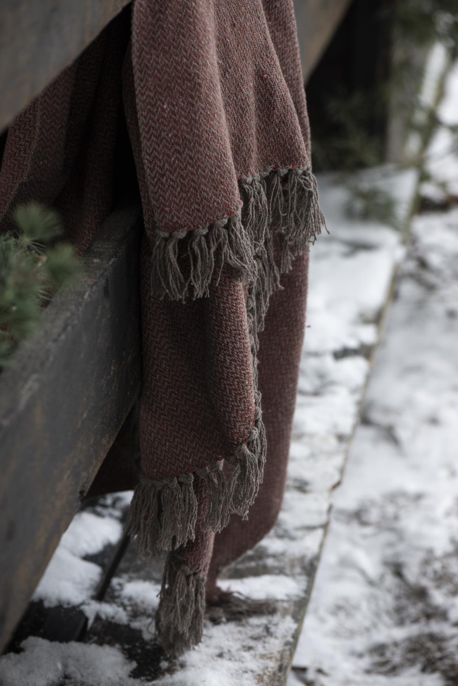 Ib Laursen Plaid braun rotbraun mit Zickzackmuster und Fransen dekorativ im winterlichen Outdoor-Setting