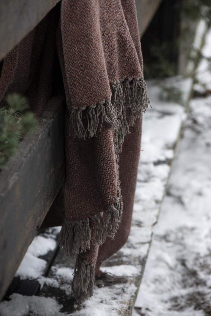 Ib Laursen Plaid braun rotbraun mit Zickzackmuster und Fransen dekorativ im winterlichen Outdoor-Setting
