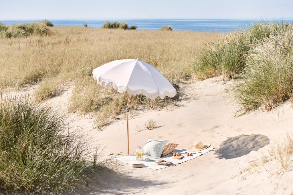 Picknickdecke mit hellblau kariertem Ib Laursen Viggo Kissenbezug in skandinavischer Strandlandschaft