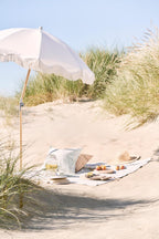 Skandinavisches Picknick am Strand mit hellblau kariertem Kissenbezug Viggo von Ib Laursen