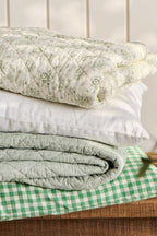 Ib Laursen Kissenbezug Pelle grün mit Karomuster kombiniert mit skandinavischen Wohntextilien