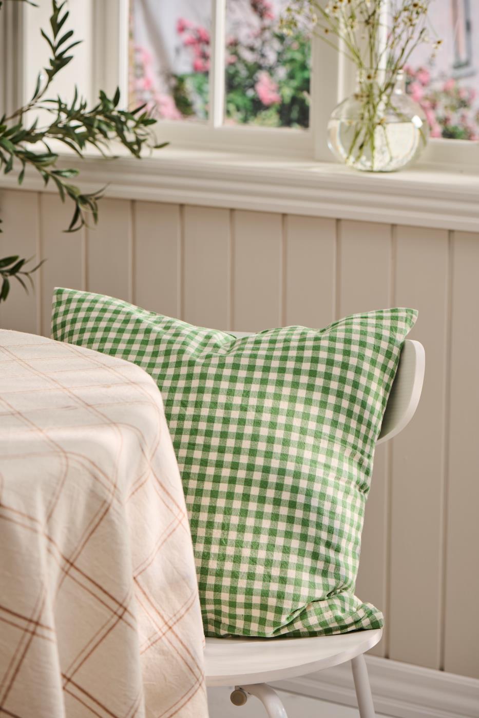 Grün karierter Kissenbezug Pelle von Ib Laursen im skandinavischen Landhausstil dekoriert