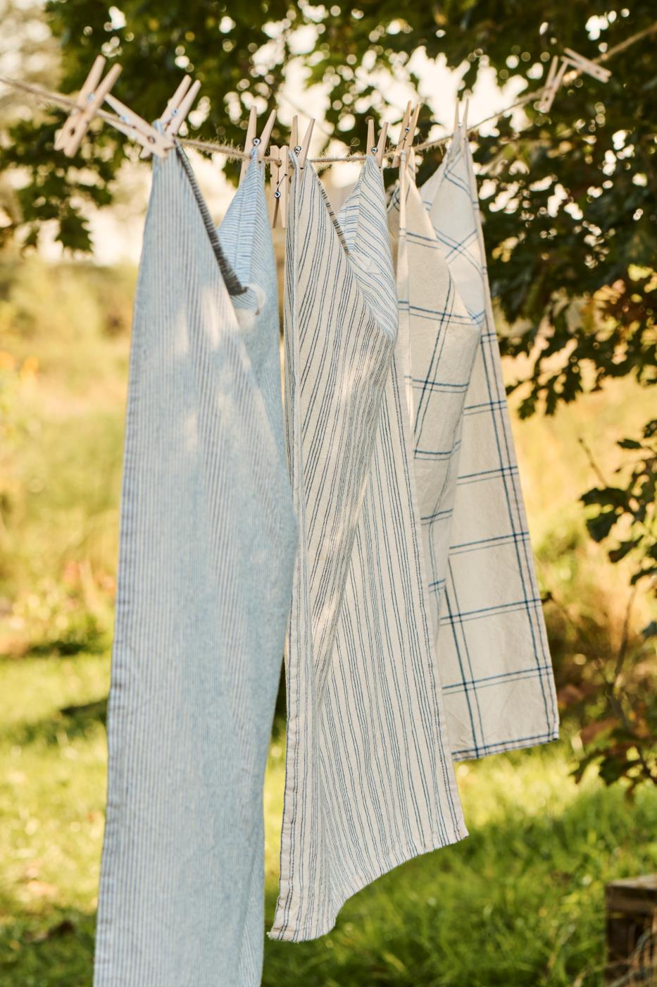 Ib Laursen Geschirrtuch Charlie mit dünnen dunkelblauen Streifen Küchentuch im skandinavischen Landhausstil