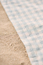 Detailaufnahme der Ib Laursen Tischdecke Viggo hellblau mit kleinen naturfarbenen Karos