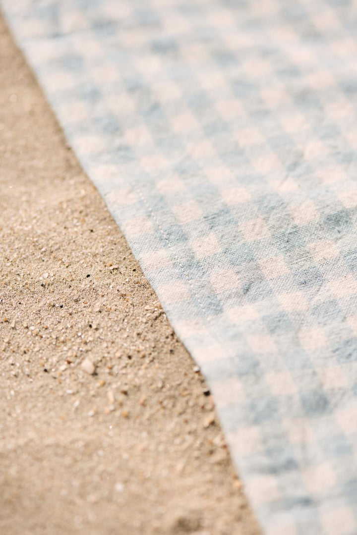 Detailaufnahme der Ib Laursen Tischdecke Viggo hellblau mit kleinen naturfarbenen Karos