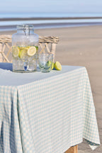 Ib Laursen Tischdecke Viggo hellblau kariert auf Tisch am Strand im skandinavischen Sommerstil