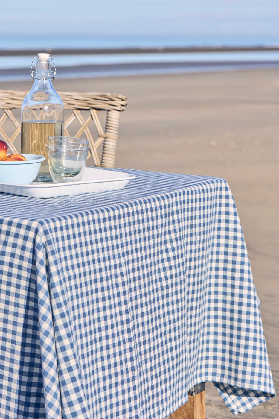 Ib Laursen Tischdecke Lucas dunkelblau kariert auf gedecktem Tisch am Strand im skandinavischen Landhausstil