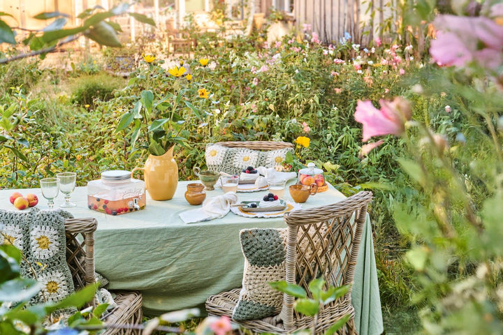 Ib Laursen Tischdecke Emil grün gestreift auf großem Gartentisch im Landhausgarten