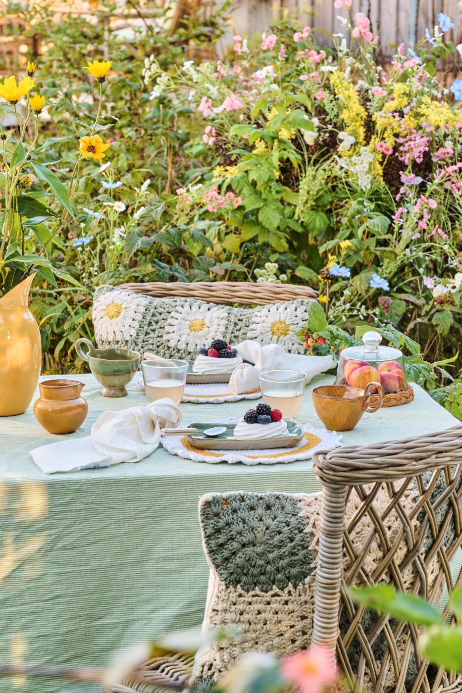 Ib Laursen Tischdecke Emil grün gestreift auf gedecktem Gartentisch im skandinavischen Landhausstil