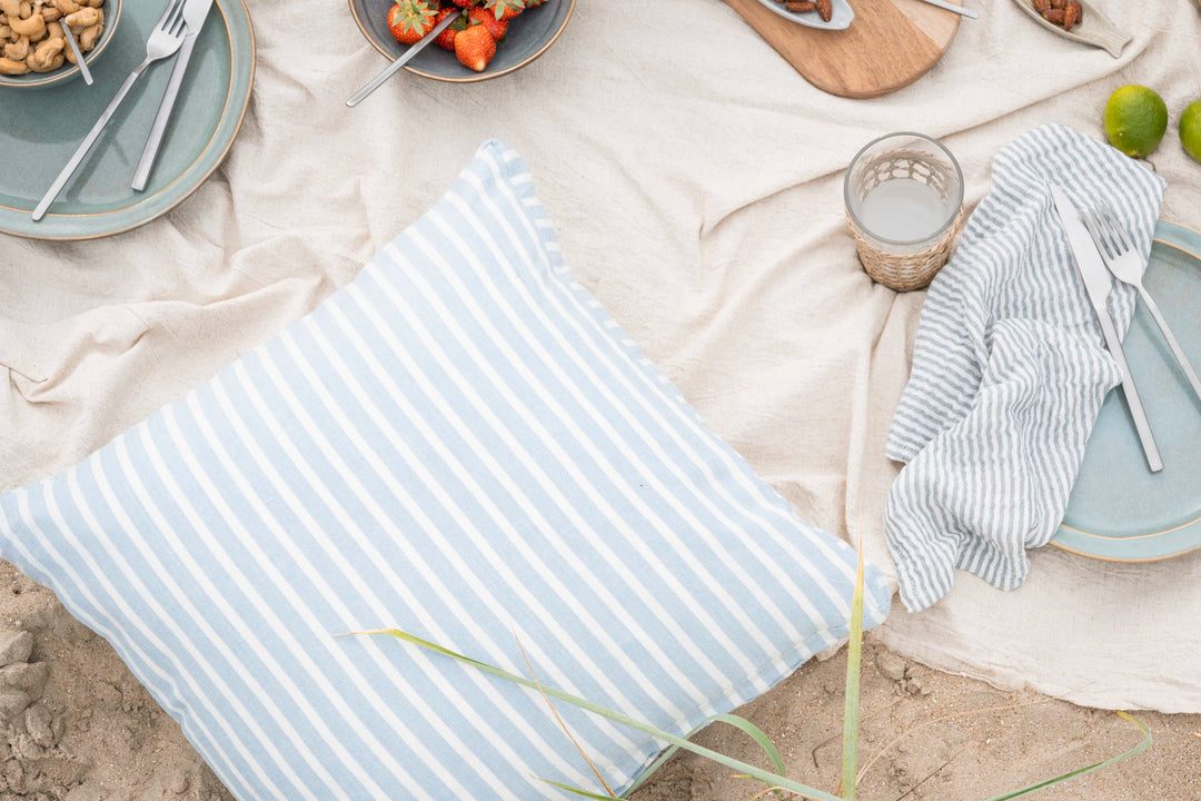 Ib Laursen Stoffserviette hellblau weiß gestreift als Tischdeko bei sommerlichem Picknick im skandinavischen Landhausstil