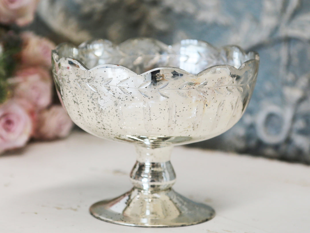 Vintage Glasschale auf Fuß von Chic Antique im Landhausstil