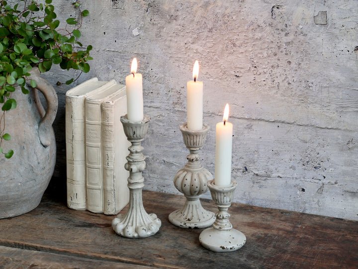 Chic Antique Kerzenständer Antique Grau aus Polyresin im rustikalen Ambiente mit brennenden Stabkerzen