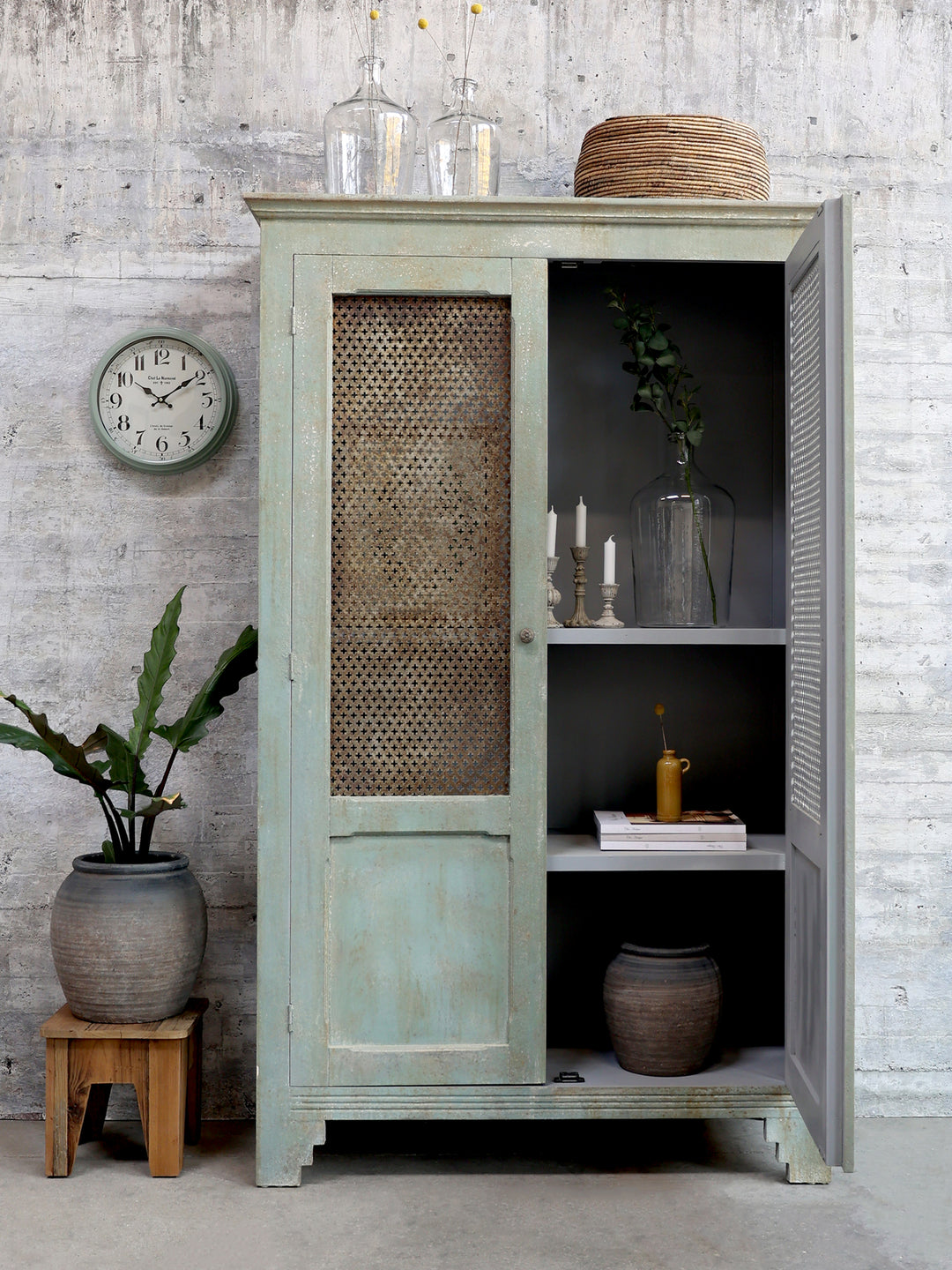 Antique grauer Kerzenständer von Chic Antique dekorativ im Landhaus-Schrank mit weißen Kerzen
