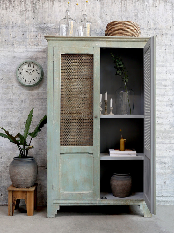 Antique grauer Kerzenständer von Chic Antique dekorativ im Landhaus-Schrank mit weißen Kerzen