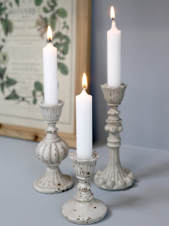 Chic Antique Kerzenständer in Antique Grau aus Polyresin mit weißen Stabkerzen im Vintage-Stil