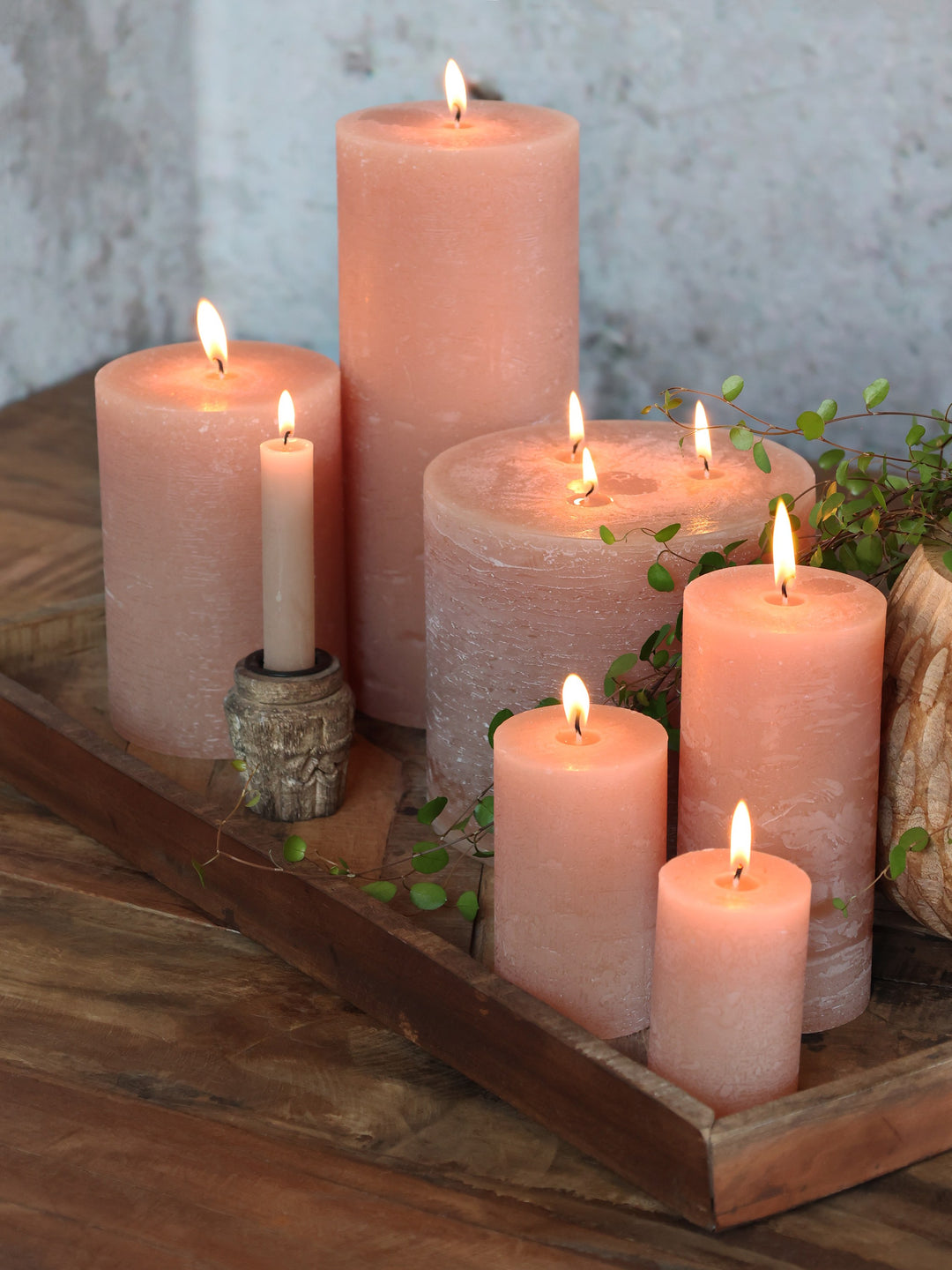 Chic Antique Macon Stumpenkerze rustikal Rost 8 cm brennend im dekorativen Arrangement