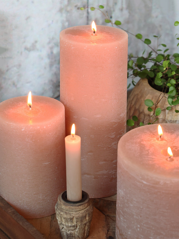 Chic Antique Macon Stumpenkerze in Rost mit 60 Stunden Brenndauer Nahaufnahme