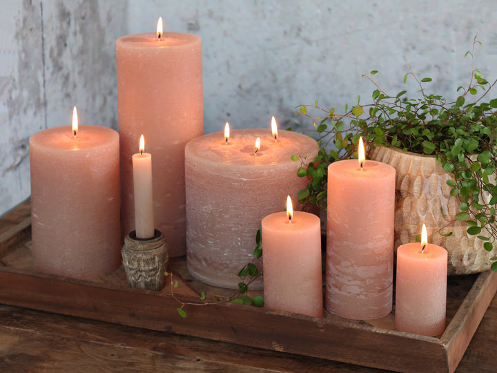 Rustikale Stumpenkerzen in Rost von Chic Antique im Shabby Chic Wohnstil dekoriert