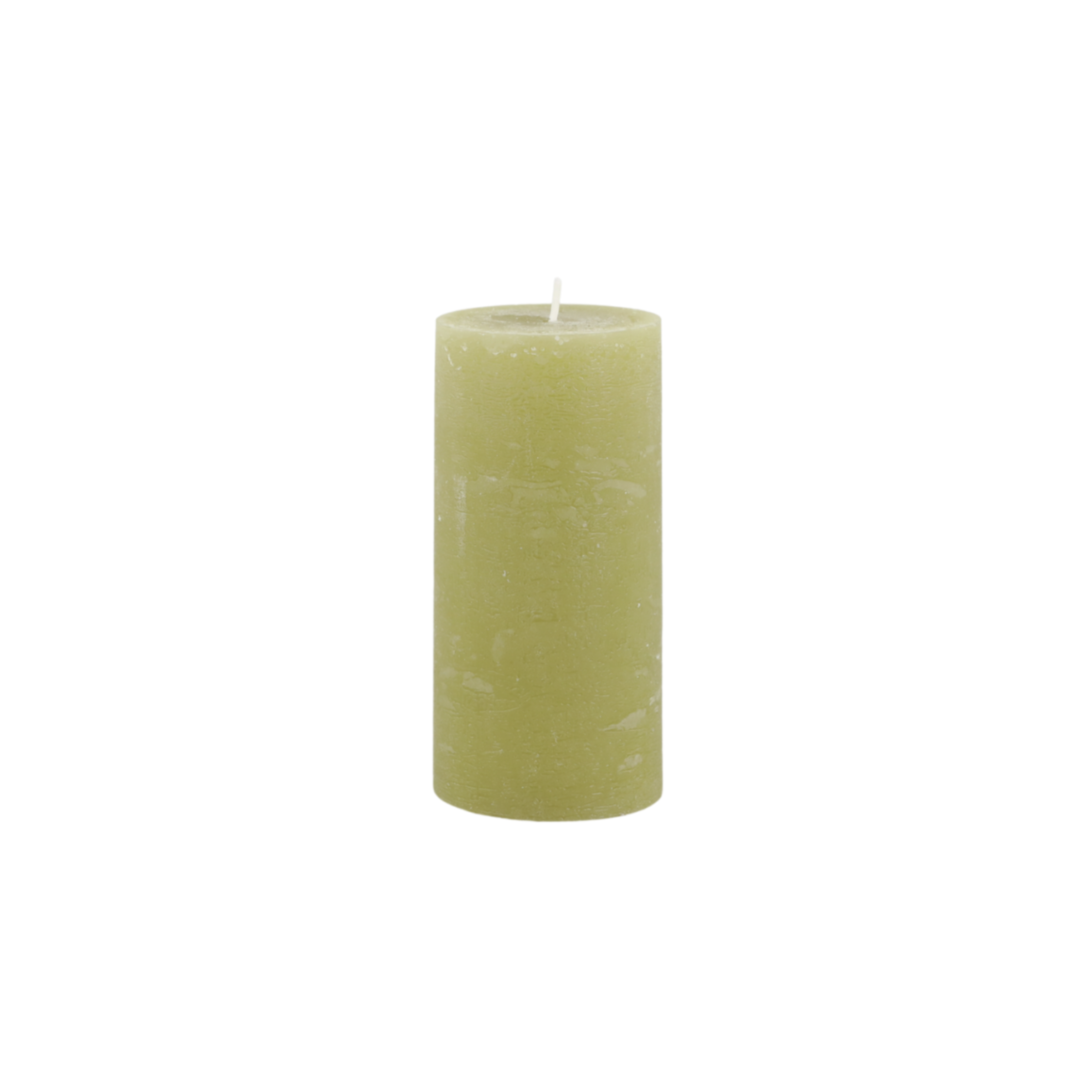 Chic Antique Macon Stumpenkerze rustikal in Moos, 15 cm hoch und 7 cm Durchmesser, freigestellt und zentriert auf weißem Hintergrund