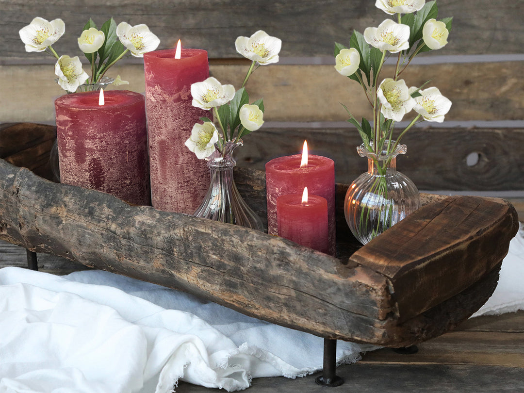 Dunkelrote Chic Antique Macon Stumpenkerzen rustikal in verschiedenen Größen dekoriert auf einem Holztablett mit Glasvasen und weißen Blüten