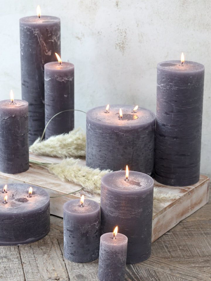 Rustikale Stumpenkerzen in Stone von Chic Antique im Landhausstil arrangiert
