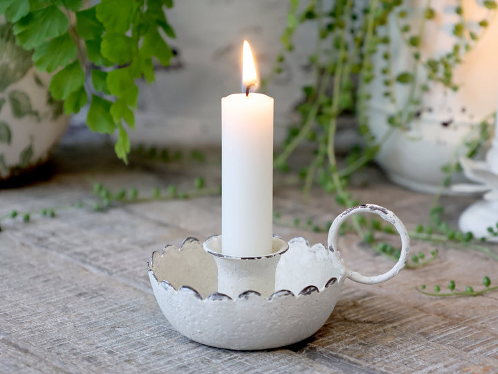 Detailansicht Kammerleuchter Antique Creme von Chic Antique mit gewelltem Rand und Ringgriff