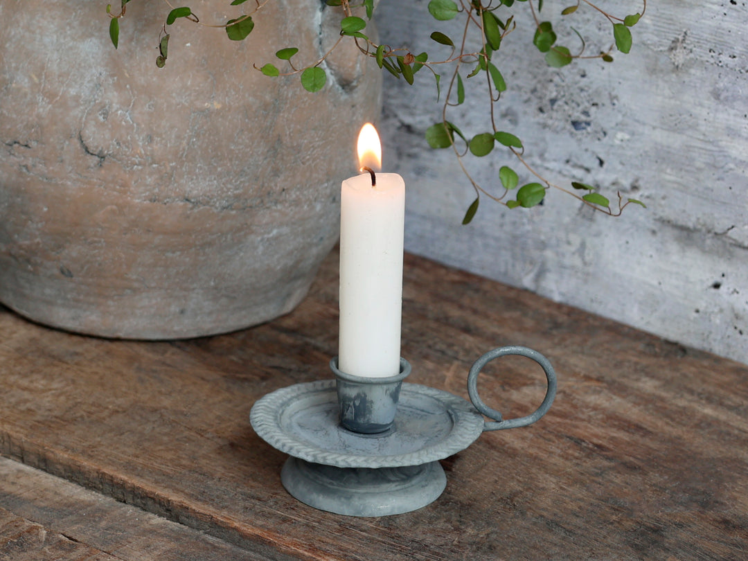 Chic Antique Kammerleuchter Antique Zink aus Eisen mit weißer Stabkerze auf rustikalem Holztisch