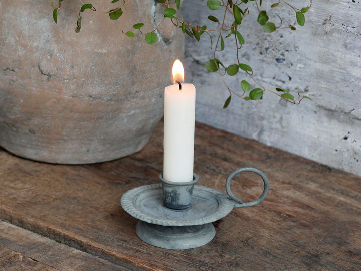 Chic Antique Kammerleuchter Antique Zink aus Eisen mit weißer Stabkerze auf rustikalem Holztisch
