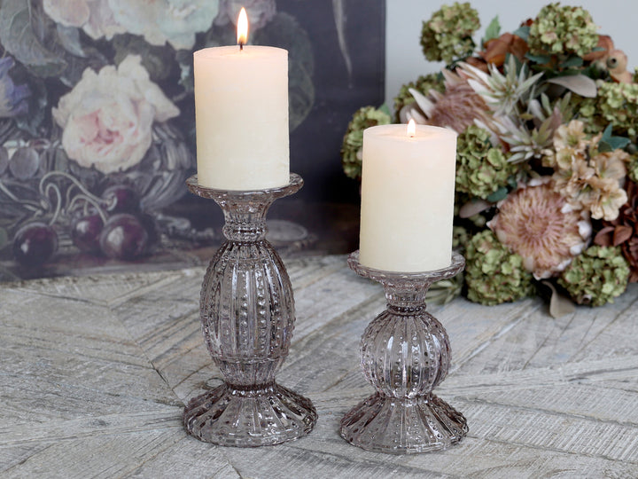 Chic Antique Kerzenständer mit Perlkante in Taube aus Glas 14 cm mit Stumpenkerze dekoriert auf Holztisch