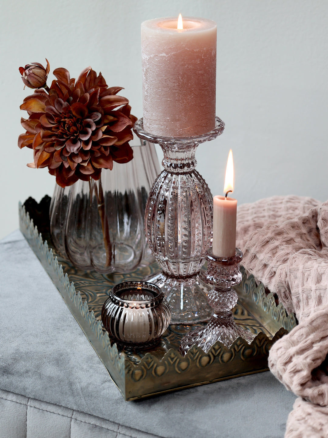 Chic Antique Kerzenständer mit Perlkante in Taube aus Glas mit Stumpen- und Stabkerzen dekoriert auf Tablett