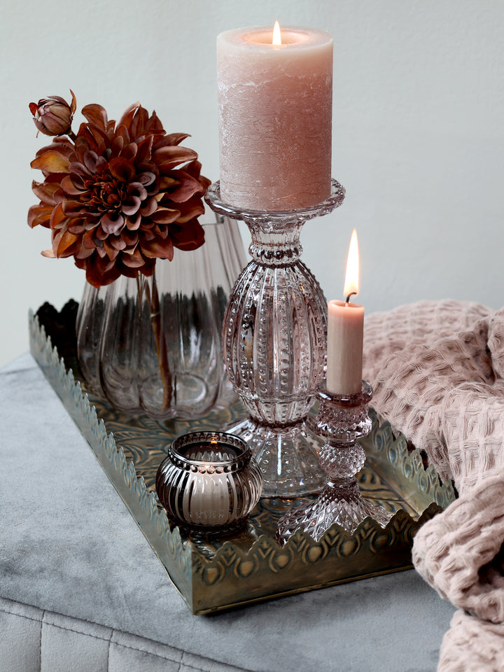 Chic Antique Kerzenständer mit Perlkante in Taube aus Glas mit Stumpen- und Stabkerzen dekoriert auf Tablett