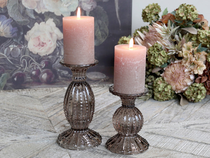 Chic Antique Kerzenhalter Mokka Glas mit Perlkante als elegante Tischdekoration mit Stumpenkerzen