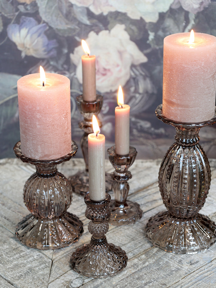 Chic Antique Kerzenständer mit Perlkante in Mokka aus Glas mit Stab- und Stumpenkerzen dekoriert