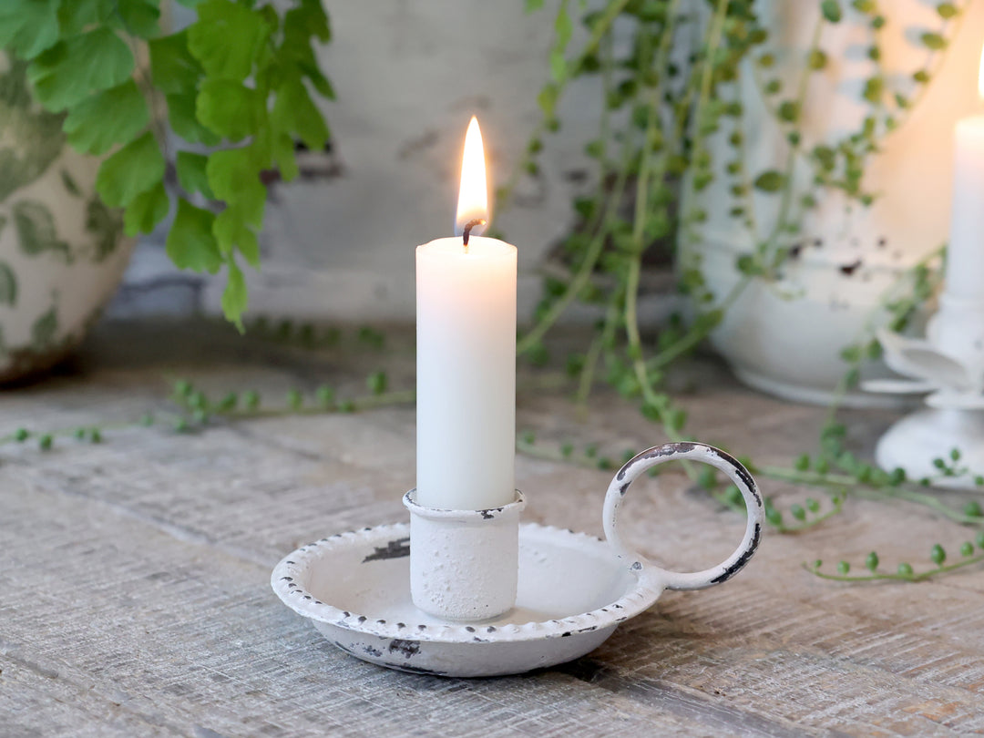 Chic Antique Kerzenhalter mit Ringgriff aus Emaille mit Kerze im skandinavischen Hygge Stil
