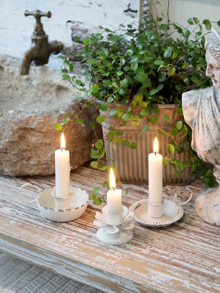 Chic Antique Kerzenhalter Emaille im Vintage Landhausstil mit brennenden Kerzen dekoriert
