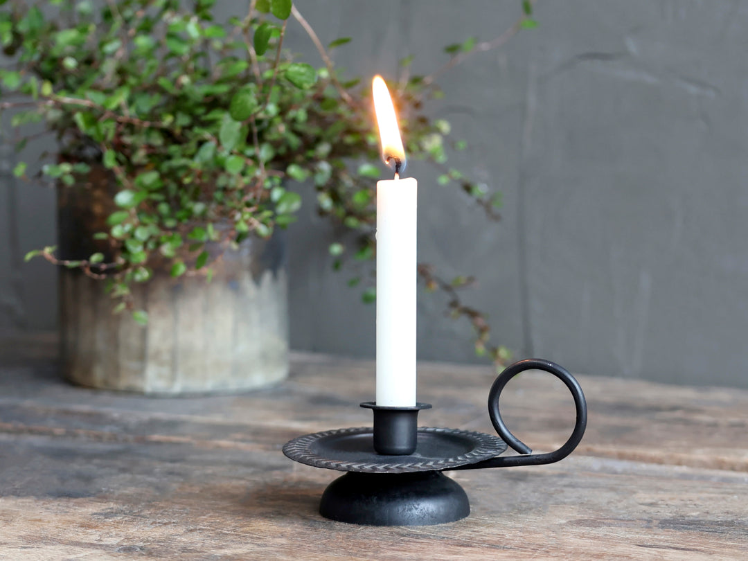 Chic Antique Kammerleuchter auf Fuß für Spitzkerzen Antique Schwarz aus Eisen im Vintage Landhausstil dekoriert