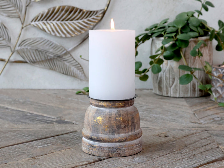 Chic Antique Kerzenständer Mangoholz Eisen Antique Natur 9 cm hoch mit Stumpenkerze auf Holztisch
