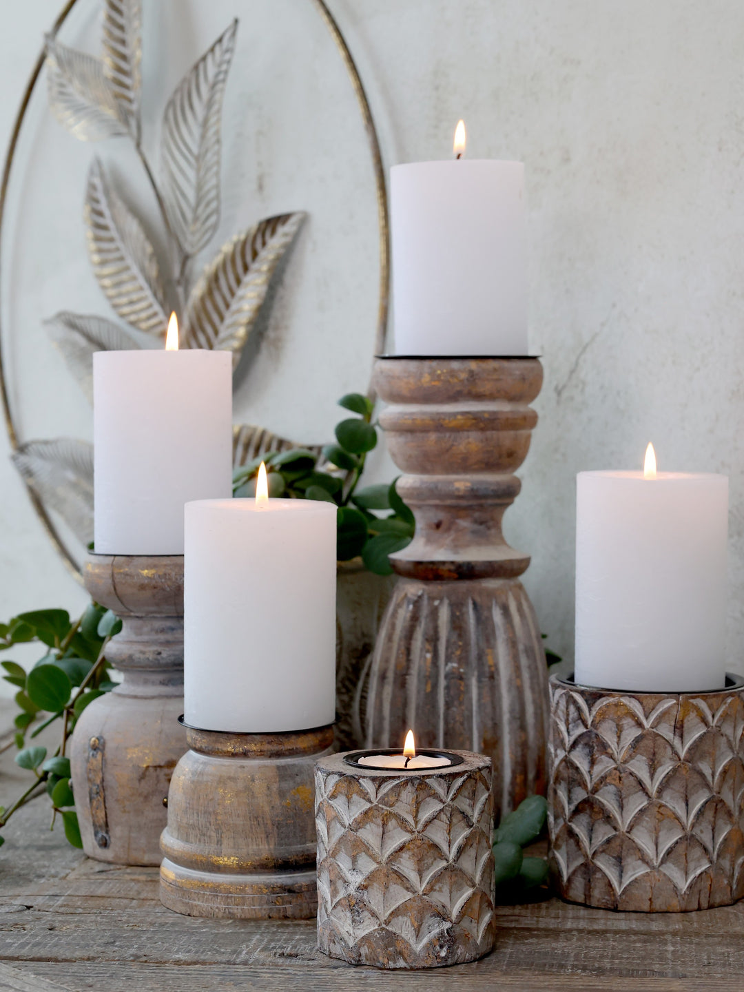 Chic Antique Kerzenständer Antique Natur aus Mangoholz und Eisen mit Stumpenkerze im Vintage Landhaus Stil dekoriert