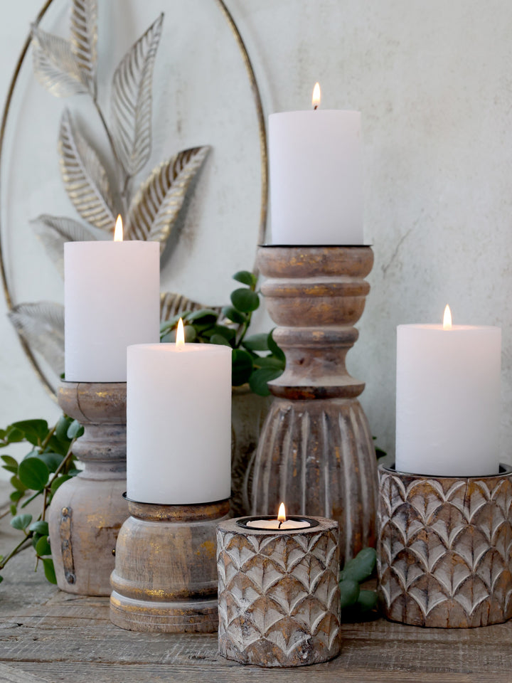 Chic Antique Kerzenständer Antique Natur aus Mangoholz und Eisen mit Stumpenkerze im Vintage Landhaus Stil dekoriert