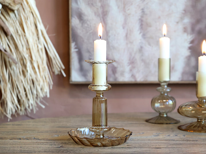 Chic Antique Kerzenständer Glas Bernstein mit weißer Stabkerze auf rustikalem Holztisch