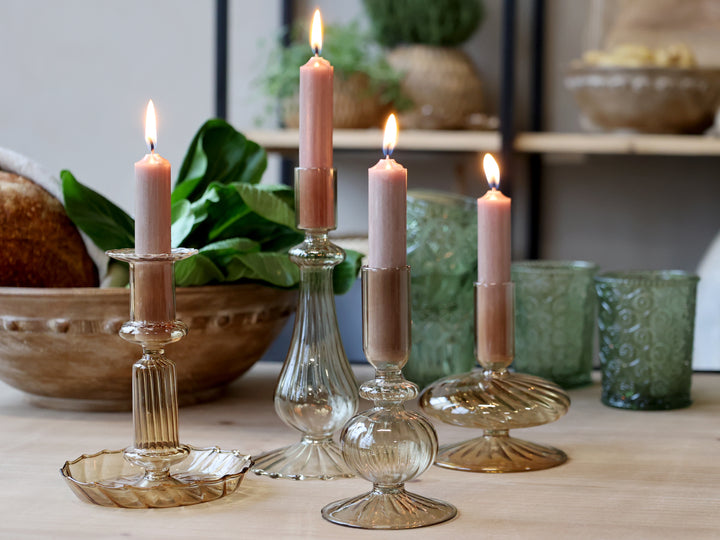 Chic Antique Kerzenständer aus Glas in Bernstein mit Stabkerzen dekoriert auf Holztisch